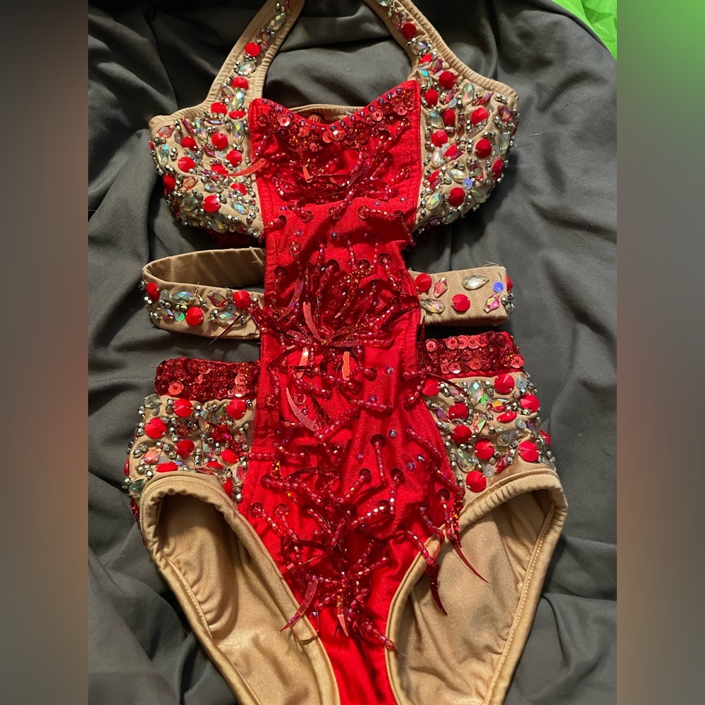 Selling a glamour costumes CM with accessories